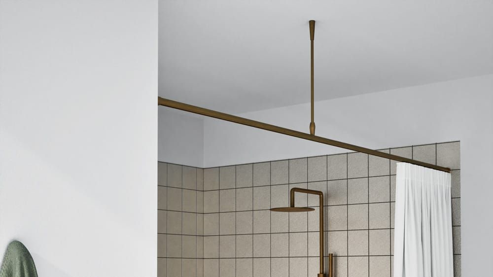 Gerades Duschstangen System rund mit Innenlauf nach Maß – mit Vorhang in Messing