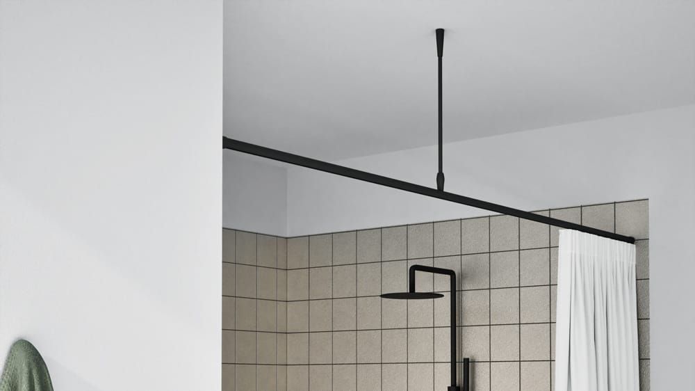 Gerades Duschstangen System rund mit Innenlauf nach Maß – mit Vorhang in Schwarz