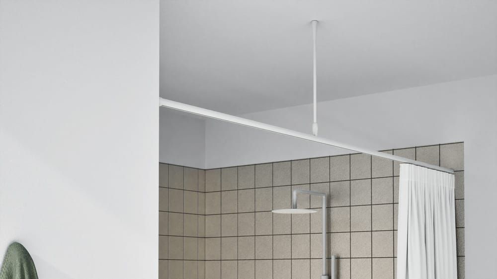 Gerades Duschstangen System rund mit Innenlauf nach Maß – mit Vorhang in Weiß