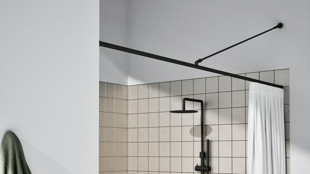 Gerades Duschstangen System rund mit Innenlauf nach Maß – mit Vorhang in Schwarz
