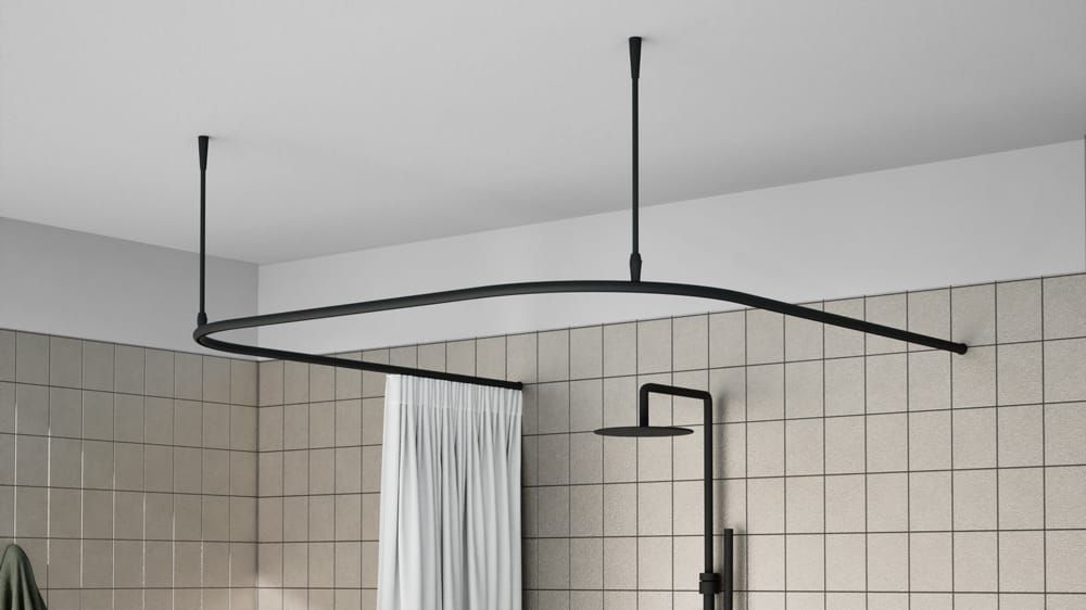 U-Form Duschstangen System mit Innenlauf rund nach Maß – mit Vorhang in Schwarz