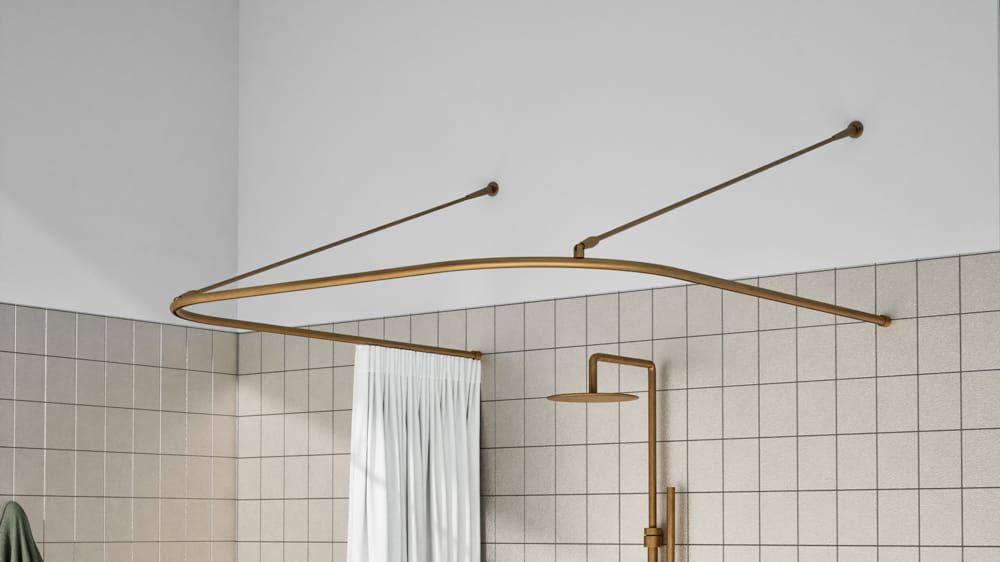 U-Form Duschstangen System mit Innenlauf rund nach Maß – mit Vorhang in Messing