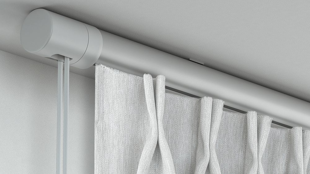 Runde Seilzug Gardinenstange 1-läufig Modell 845 – mit Vorhang in Aluminium