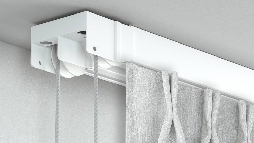 Seilzugschiene Modell 886 zur Deckenmontage – mit Vorhang in Weiß