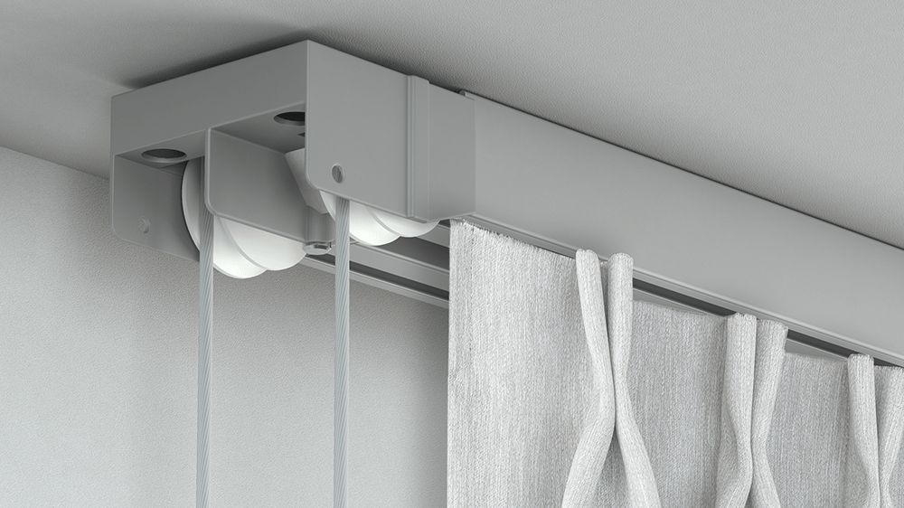 Seilzugschiene Modell 886 zur Deckenmontage – mit Vorhang in Aluminium