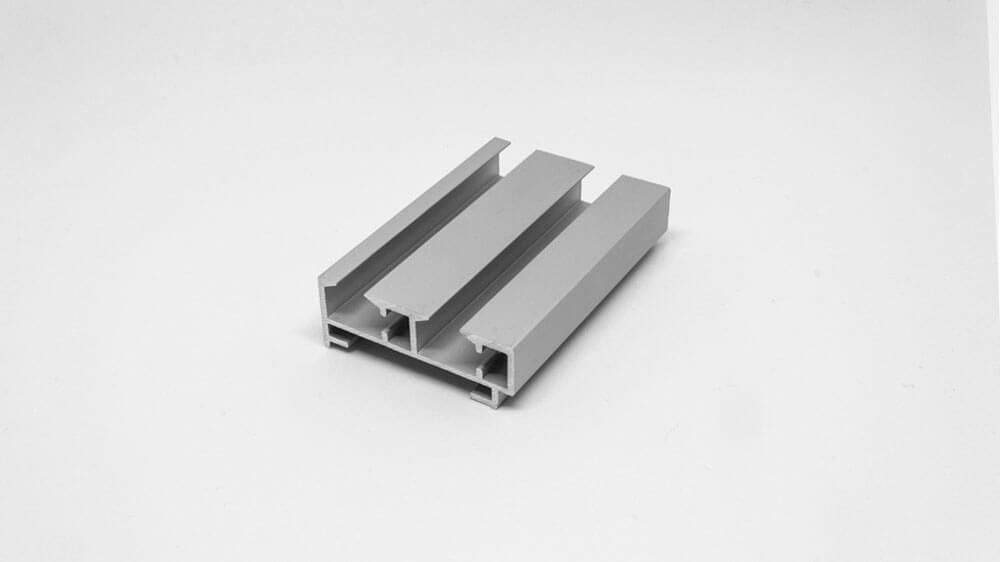 Alugard Flächenvorhangschiene mit Schleuderzug 2-läufig  – mit Vorhang