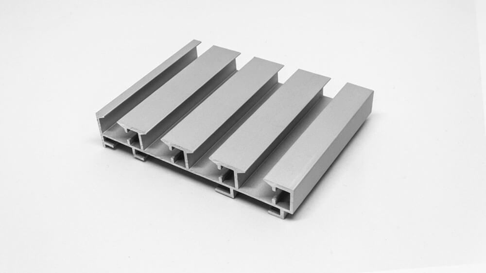 Flächenvorhangschiene mit Schnurzug 4-läufig nach Maß – mit Vorhang