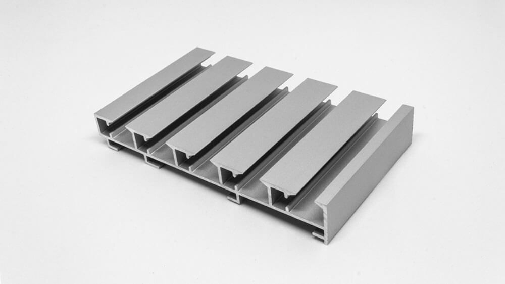 Flächenvorhangschiene mit Schleuderzug 5-läufig – mit Vorhang