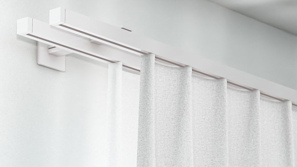 Interstil Compact 3 2-läufig Vorhangstange für Ihren Vorhang – in Weiß
