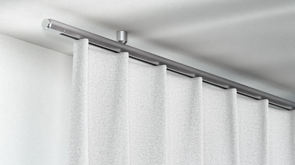 Interstil Corpus 16 mit Endstück Didakt - filigrane Vorhangstange  – in Aluminium