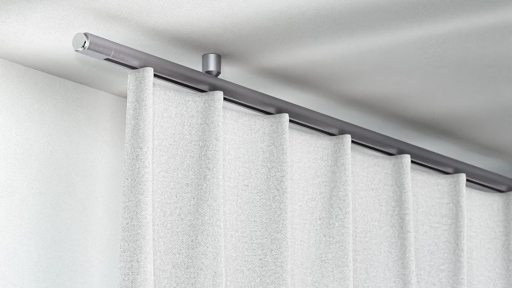 Interstil Corpus 16 mit Endstück Didakt - filigrane Vorhangstange  – in Edelstahl
