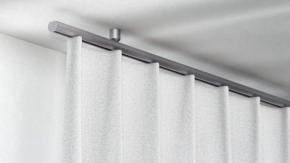 Interstil Corpus 16 mit Endkappe Diktion - filigrane Vorhangstange  – in Edelstahl
