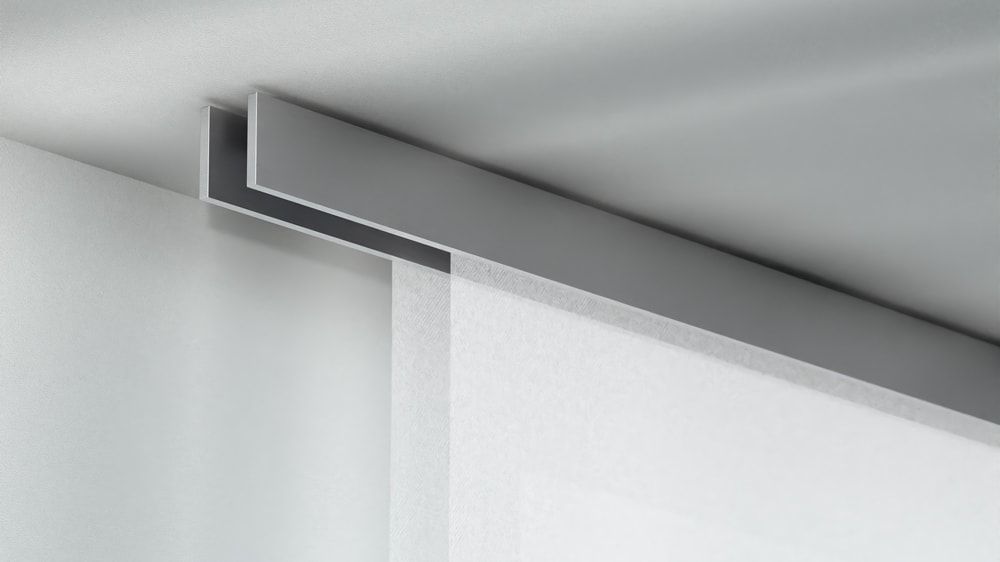 Interstil F1 Flächenvorhang Deckensystem 2-läufig – in Aluminium