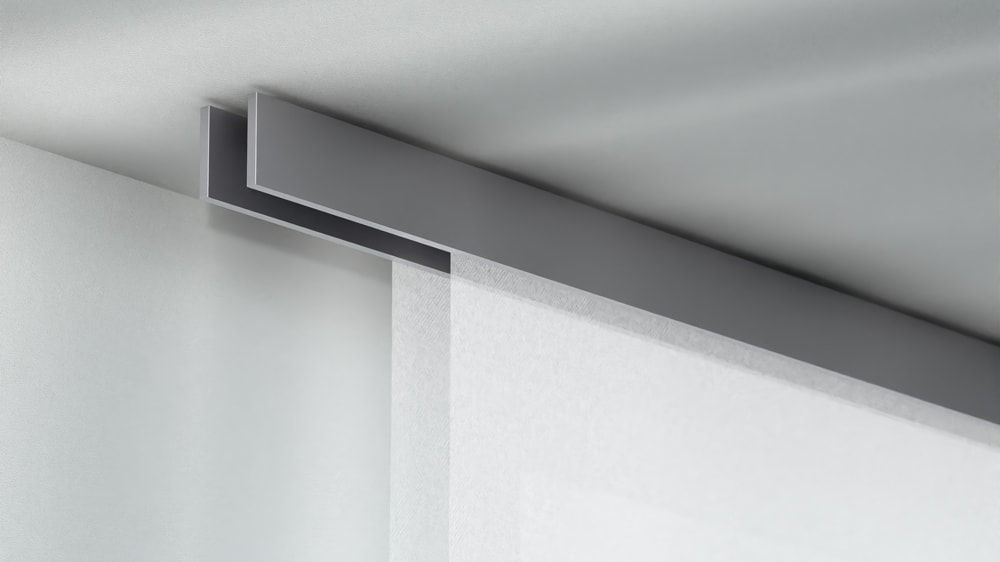 Interstil F1 Flächenvorhang Deckensystem 2-läufig – in Edelstahl