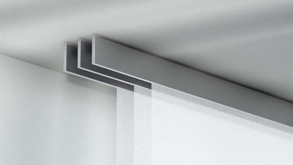 Interstil F1 Flächenvorhangschiene Deckenmontage 3-läufig – in Aluminium