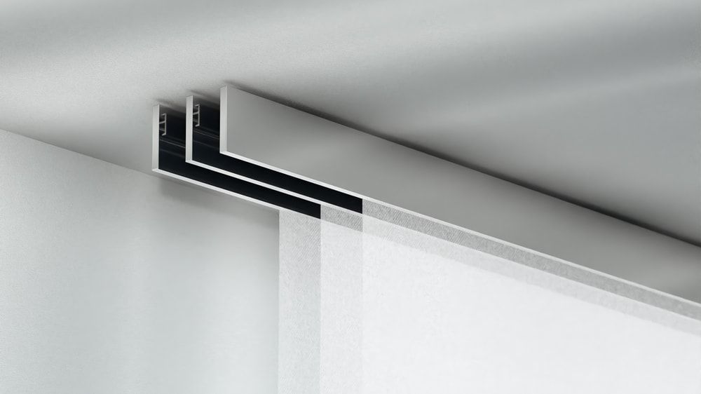 Interstil F1 Flächenvorhangschiene Deckenmontage 3-läufig – in Chrom