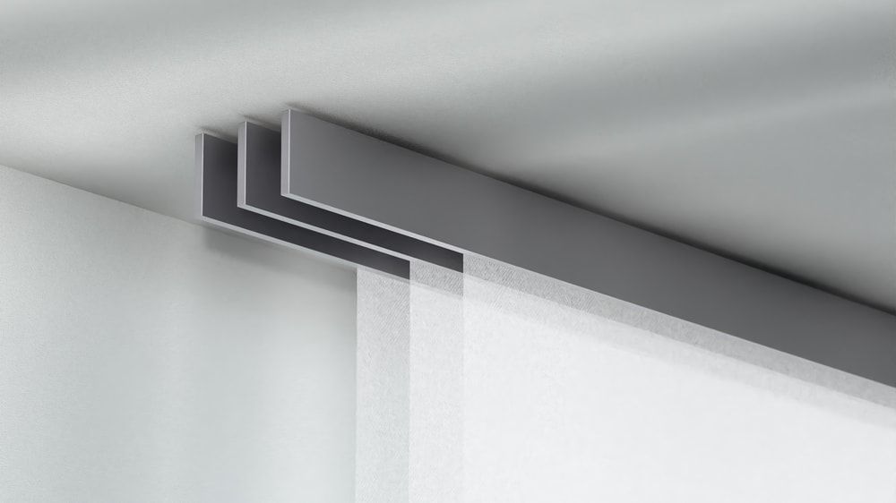 Interstil F1 Flächenvorhangschiene Deckenmontage 3-läufig – in Edelstahl