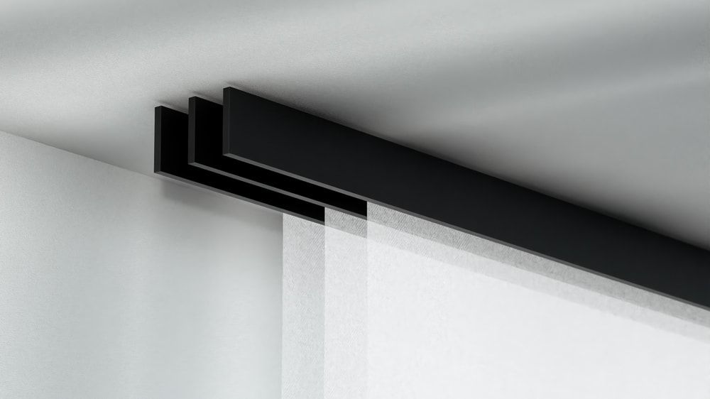 Interstil F1 Flächenvorhangschiene Deckenmontage 3-läufig – in Schwarz