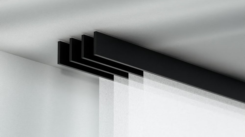 Interstil F1 Schiebegardinenschiene 4-läufig – in Schwarz