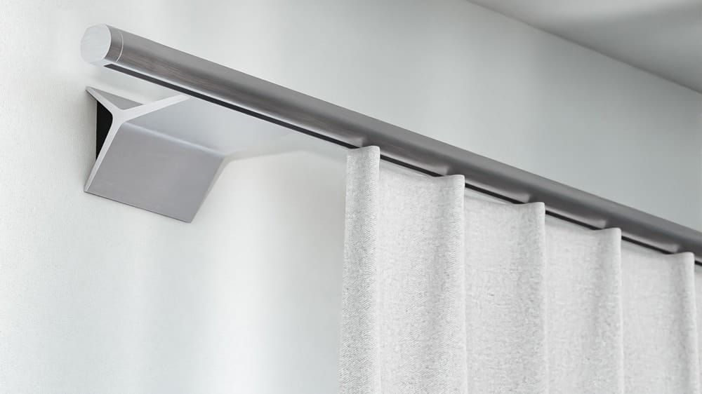 Interstil Lee 2 Wand Gardinenstange mit Innenlauf nach Maß – in Aluminium
