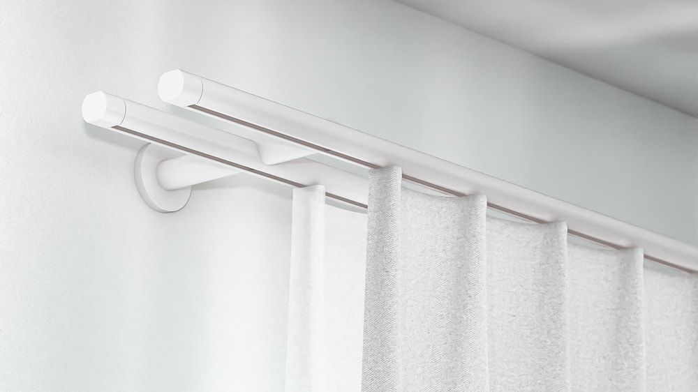Interstil Metro 2-läufige Vorhangstange zur Wandmontage  – in Weiß