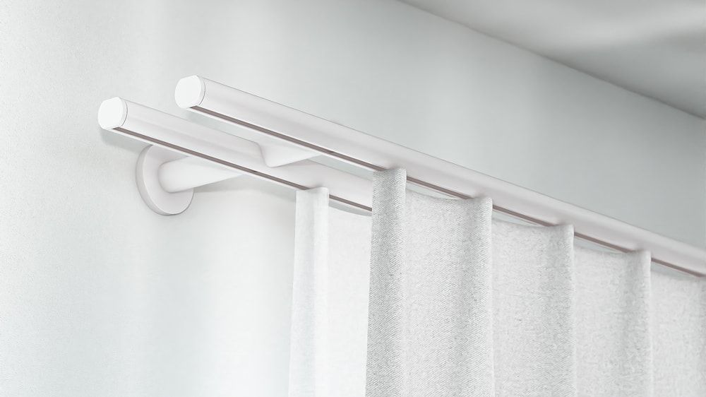 Interstil Mono 2-läufig zur Wandmontage nach Maß – in Weiß