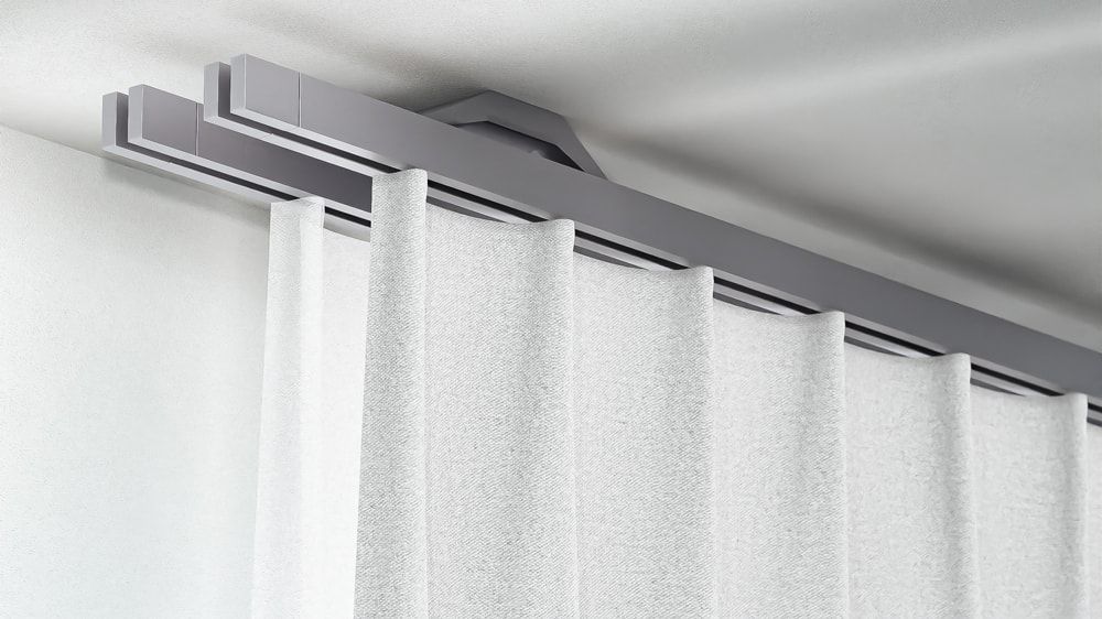 Interstil Quantum 2 2-läufige Deckenschiene auf Maß – in Edelstahl