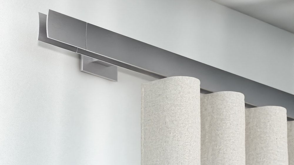 Interstil Sail Design Gardinenschiene einläufig zur Wandmontage – in Aluminium