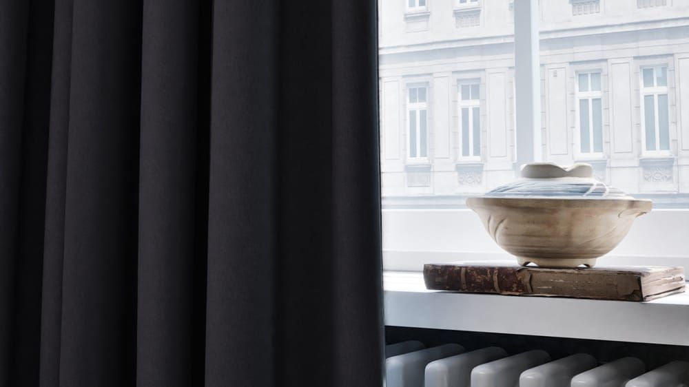 Thermovorhang - Energiesparvorhang nach Maß – mit Vorhang in Schwarz