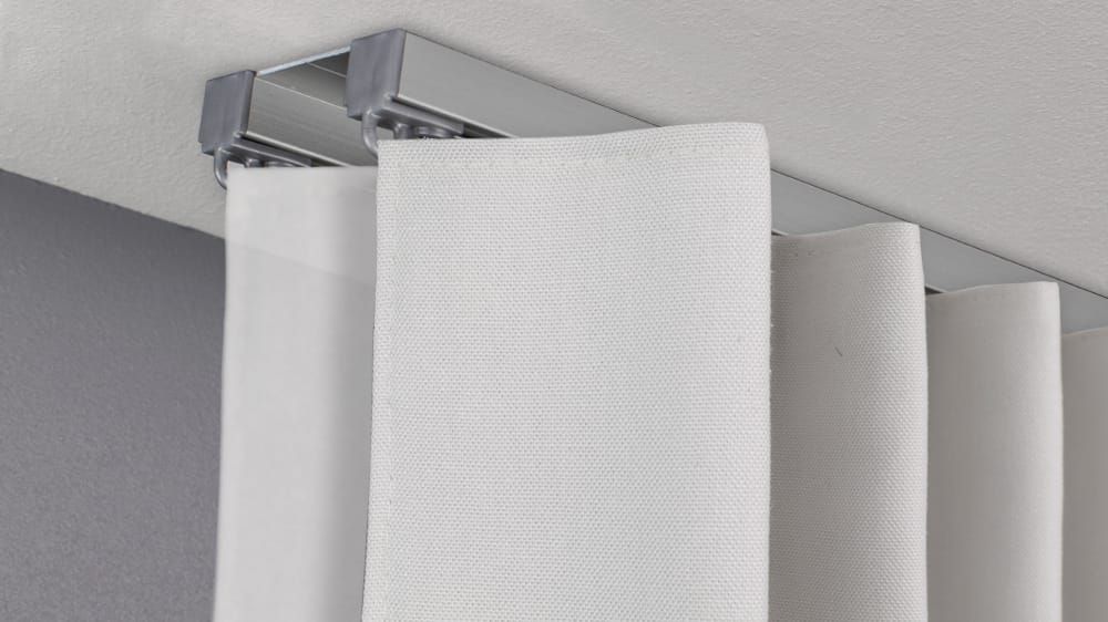 Gardinenschiene zum Aufschrauben an die Decke 2 läufig – mit Vorhang in Aluminium