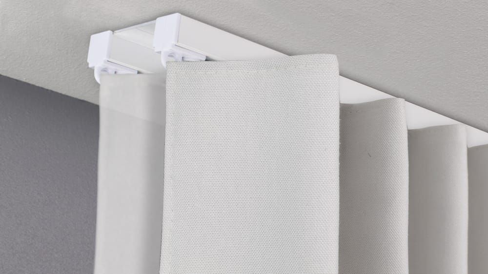 Gardinenschiene zum Aufschrauben an die Decke 2 läufig – mit Vorhang in Weiß