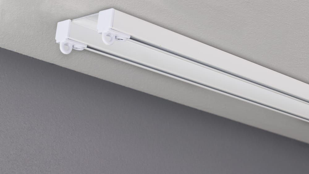 Gardinenschiene zum Aufschrauben an die Decke 2 läufig – mit Vorhang in Weiß