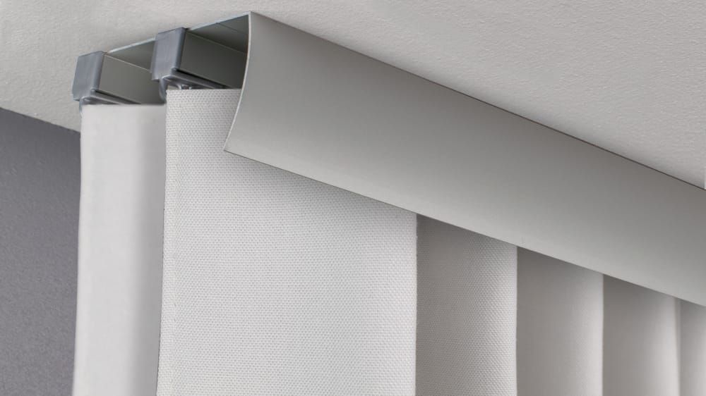 Vorhangschiene mit Blende für die Deckenmontage 2 läufig  – mit Vorhang in Aluminium