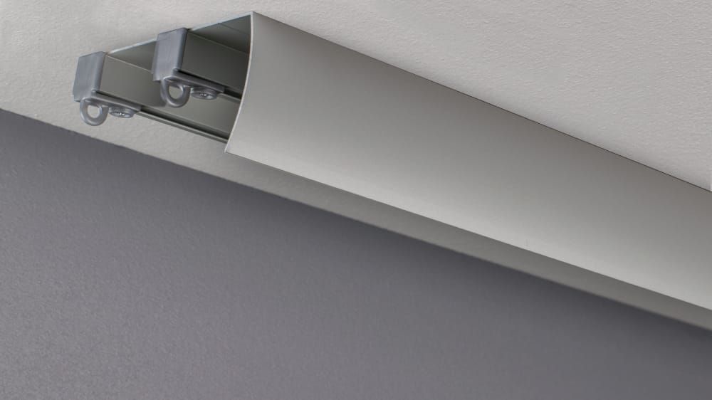 Vorhangschiene mit Blende für die Deckenmontage 2 läufig  – mit Vorhang in Aluminium