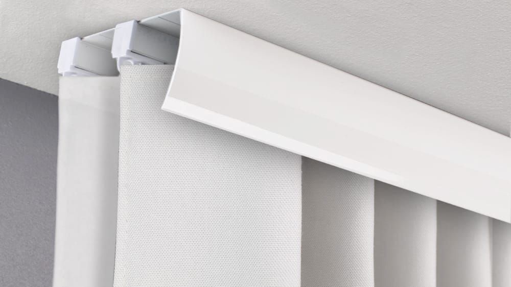 Vorhangschiene mit Blende für die Deckenmontage 2 läufig  – mit Vorhang in Weiß