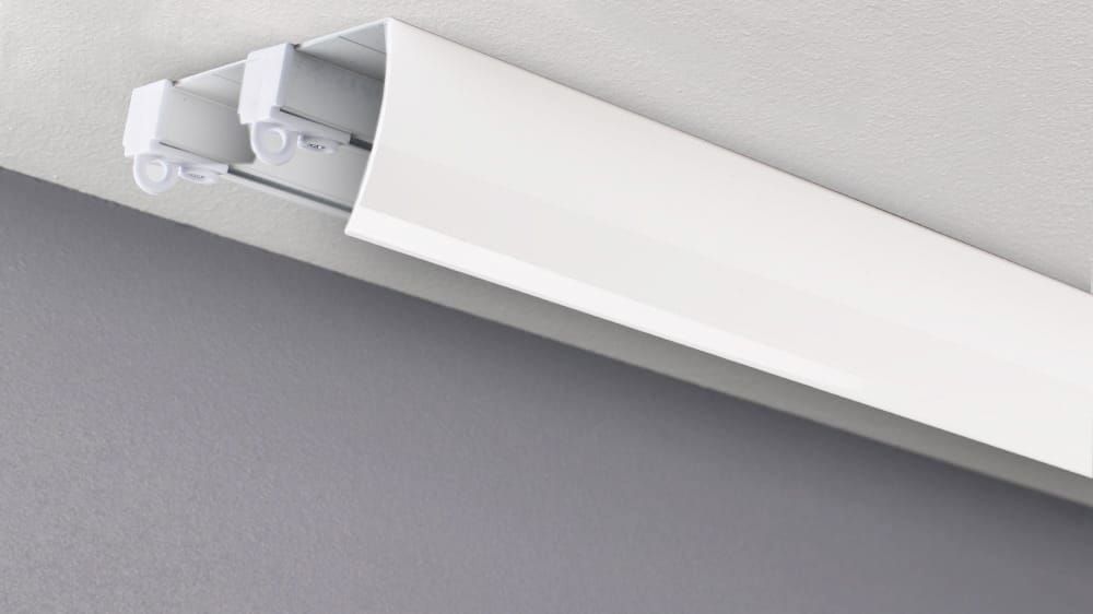 Vorhangschiene mit Blende für die Deckenmontage 2 läufig  – mit Vorhang in Weiß