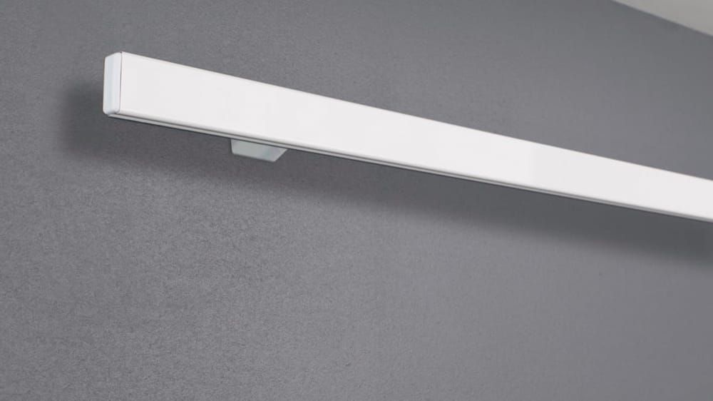 Hochschiene für Gardinen zur Wandmontage Modell 550 – mit Vorhang