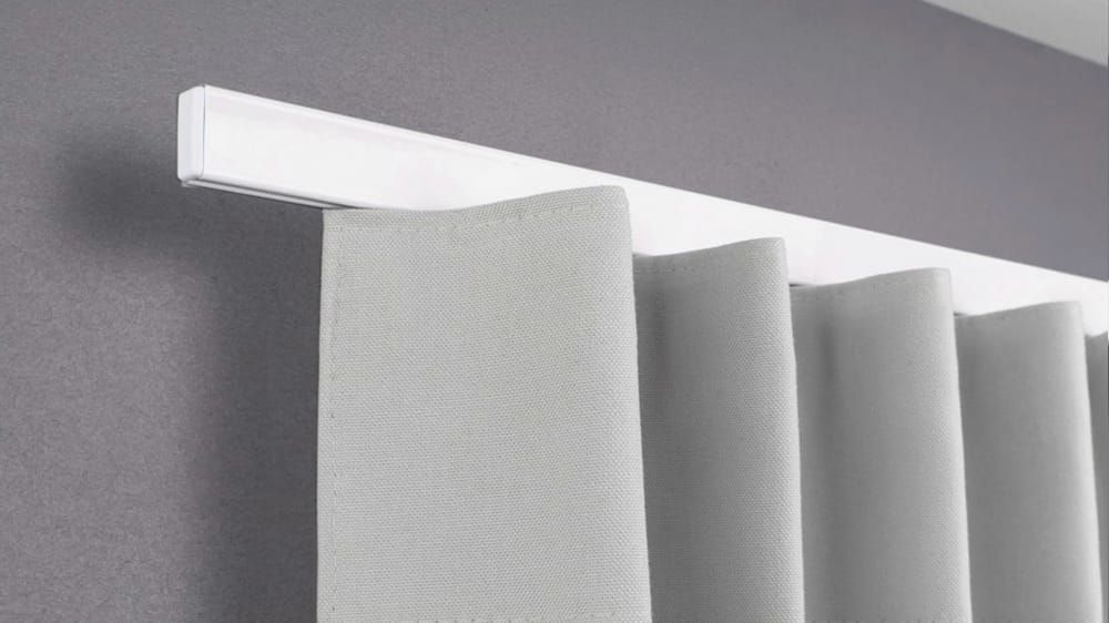 Hochschiene für Gardinen zur Wandmontage Modell 550 – mit Vorhang