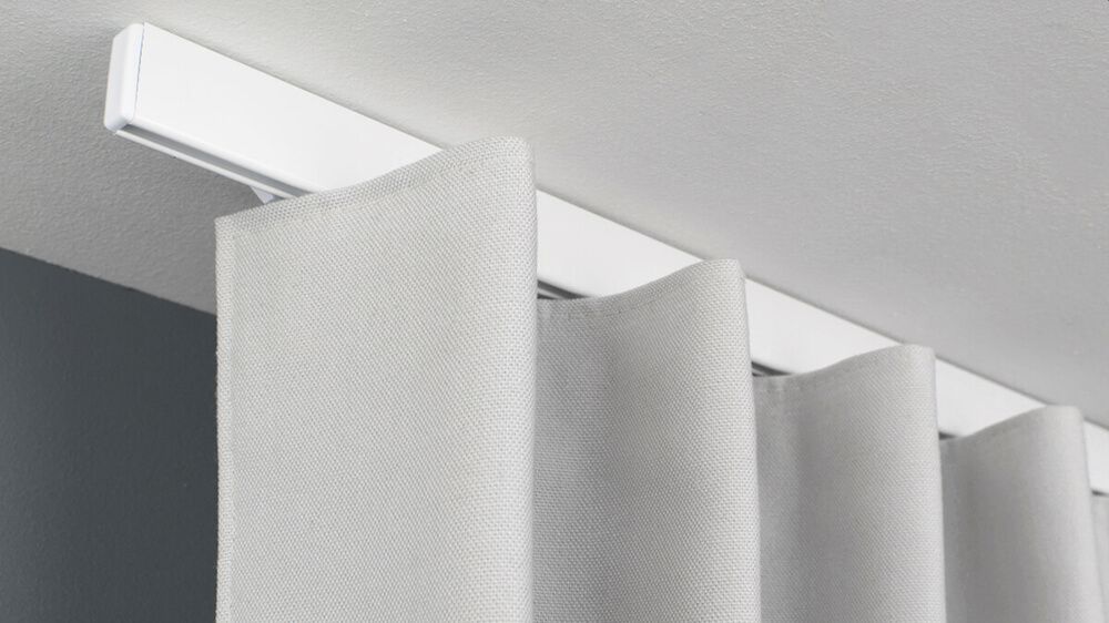 Hochschleuderschiene für die Deckenmontage Modell 550 – mit Vorhang