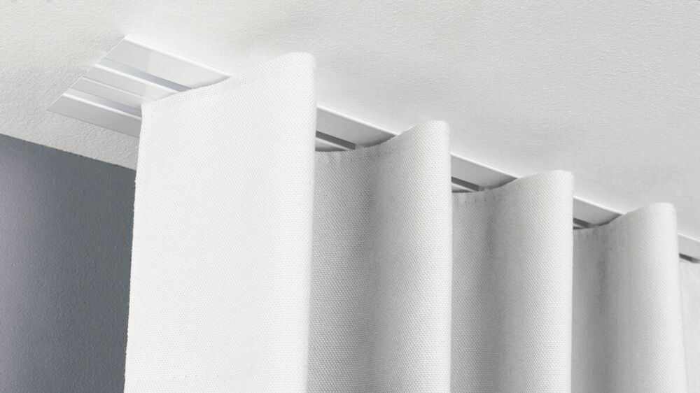 1-läufige Unterputz Gardinenschiene für Verdunkelungsvorhänge – mit Vorhang