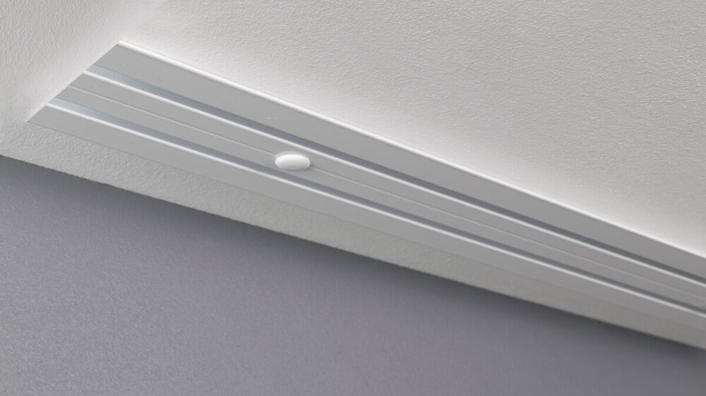 1-läufige Unterputz Gardinenschiene für Verdunkelungsvorhänge – mit Vorhang