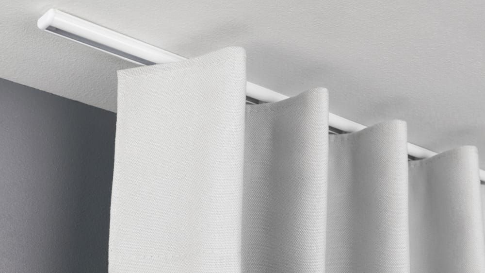 Sehr flache Deckenschiene mit simpler Montage auf Holz – mit Vorhang