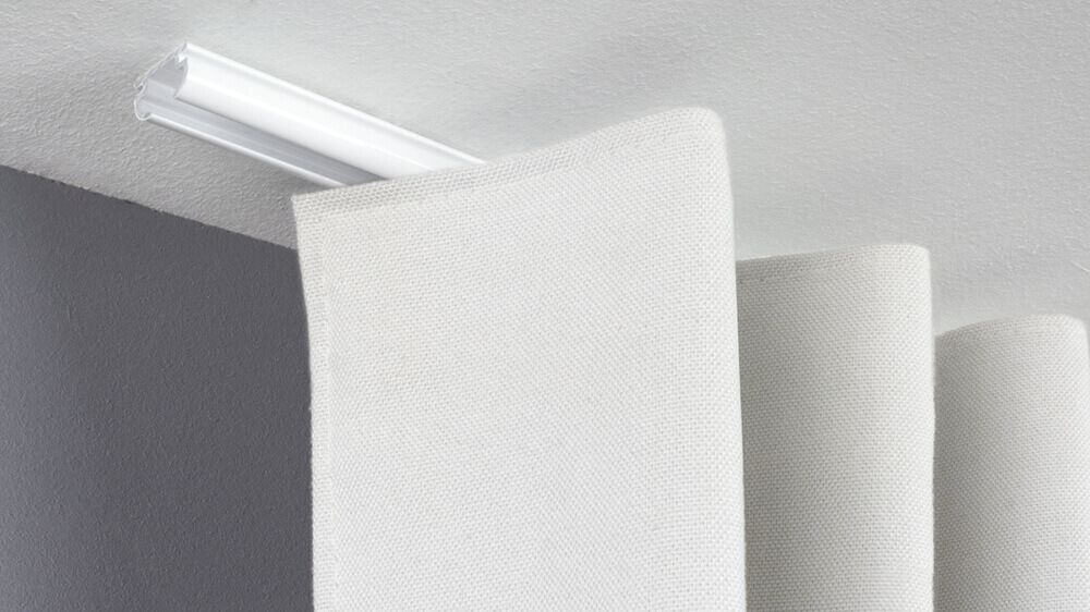 Einläufige &amp; schmale Deckenschiene für die Montage auf Holz – mit Vorhang