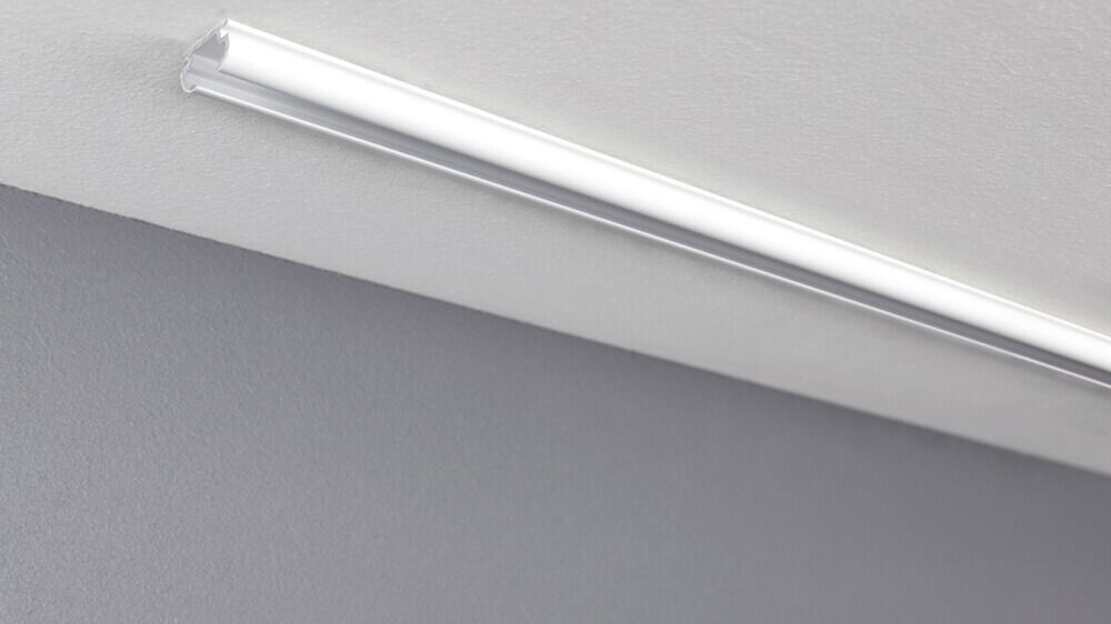 Einläufige &amp; schmale Deckenschiene für die Montage auf Holz – mit Vorhang