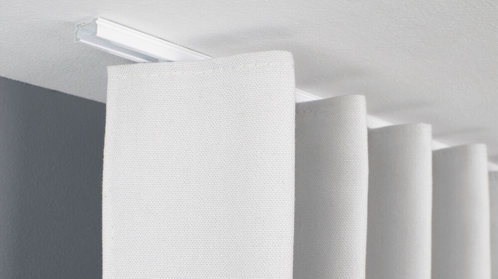 Einläufige Deckenschiene für Gardinen zur Montage auf Holz – mit Vorhang