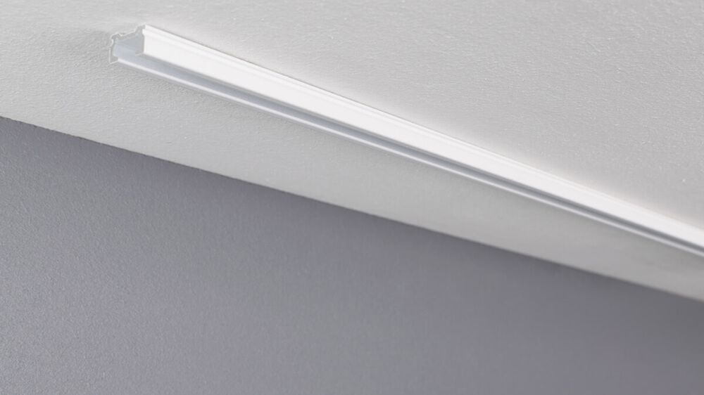 Einläufige Deckenschiene für Gardinen zur Montage auf Holz – mit Vorhang