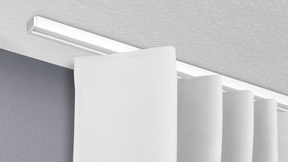 Moderne Vorhangschiene 1-läufig Modell 850 in weiß oder Alu – mit Vorhang