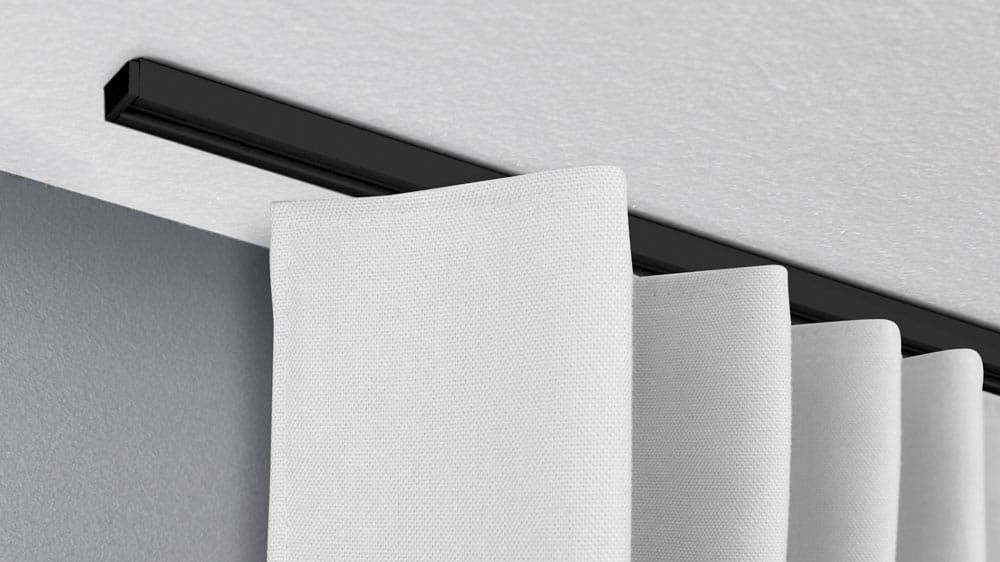 Schwarze Vorhangschiene 1-läufig Modell 850.1 – mit Vorhang in Schwarz