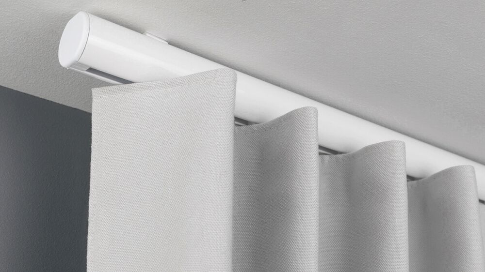 Vorhangschiene rund 1-läufig zur Deckenmontage – mit Vorhang