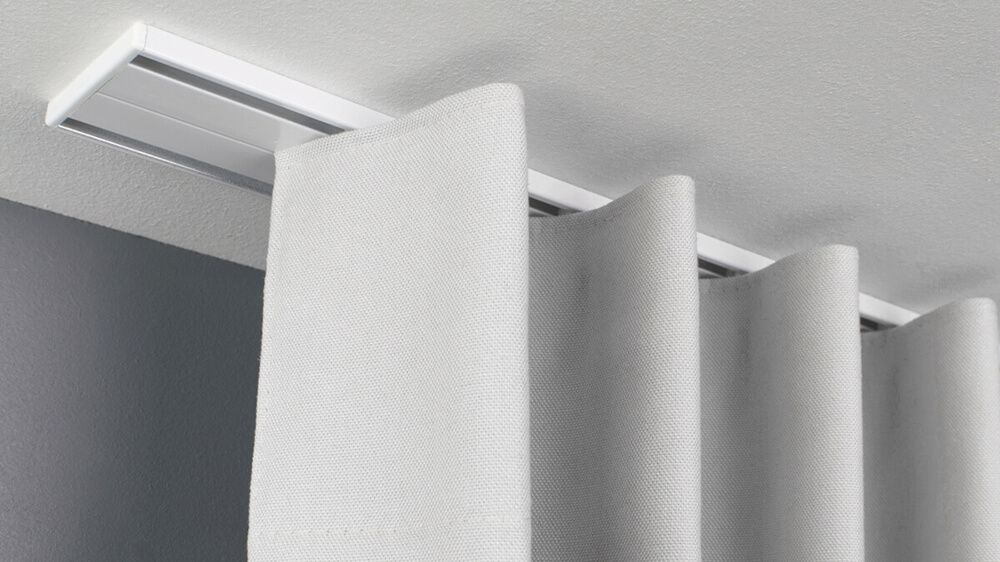 Flachschiene zum Aufschrauben Modell 874 inklusive Enddeckel – mit Vorhang